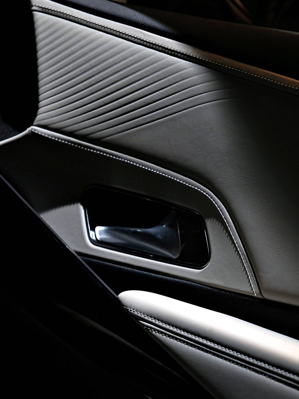 ShowroomPhotoCollection.  DS7 OPERA E-TENSE 4×4 Pearl Gray Edition.