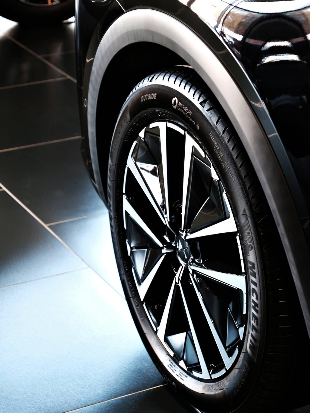 静粛かつ力強い走りを実現する プラグインハイブリッドAWD。