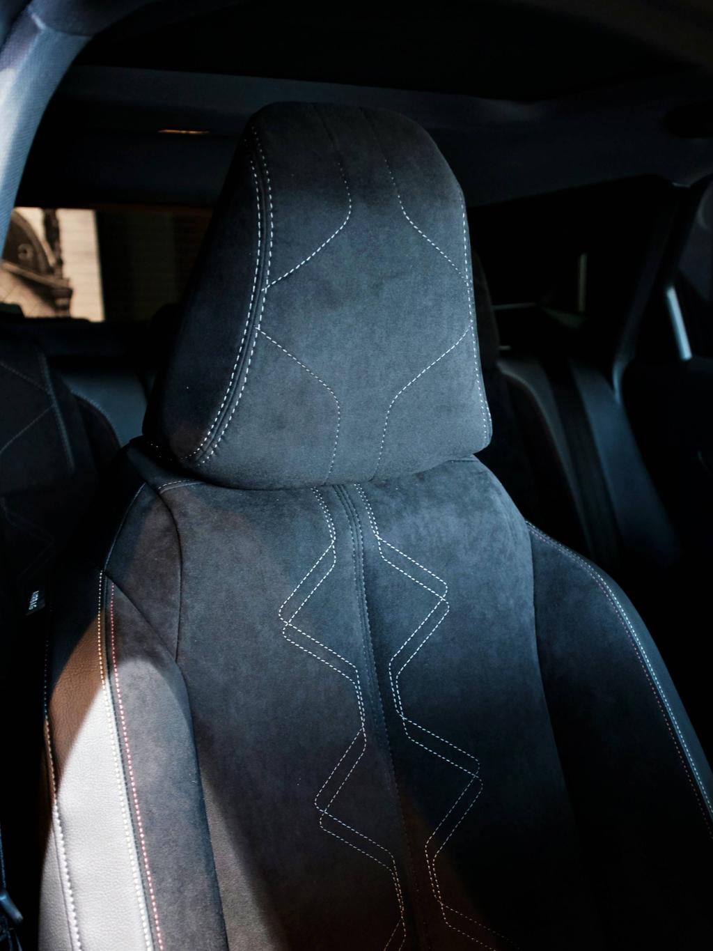 静粛かつ力強い走りを実現する プラグインハイブリッドAWD。