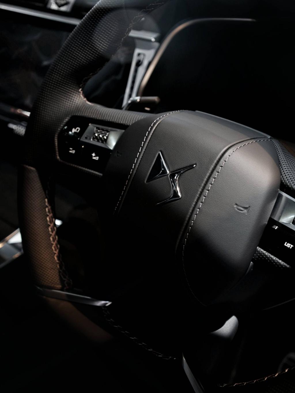 静粛かつ力強い走りを実現する プラグインハイブリッドAWD。