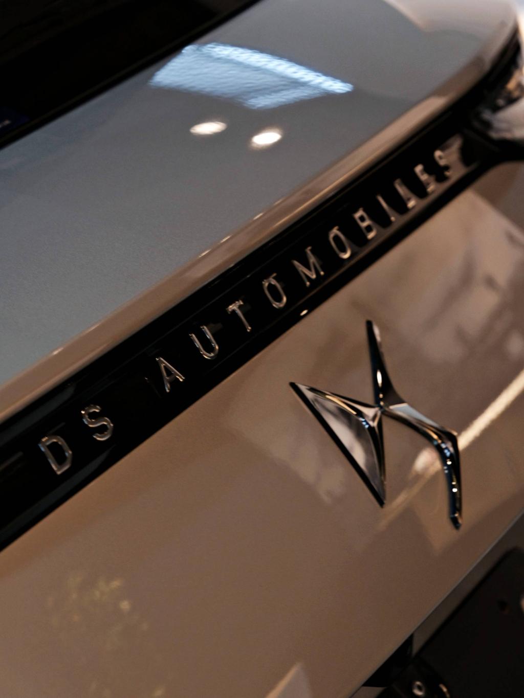 ShowroomPhotoCollection.  DS7 OPERA E-TENSE 4×4 Pearl Gray Edition.