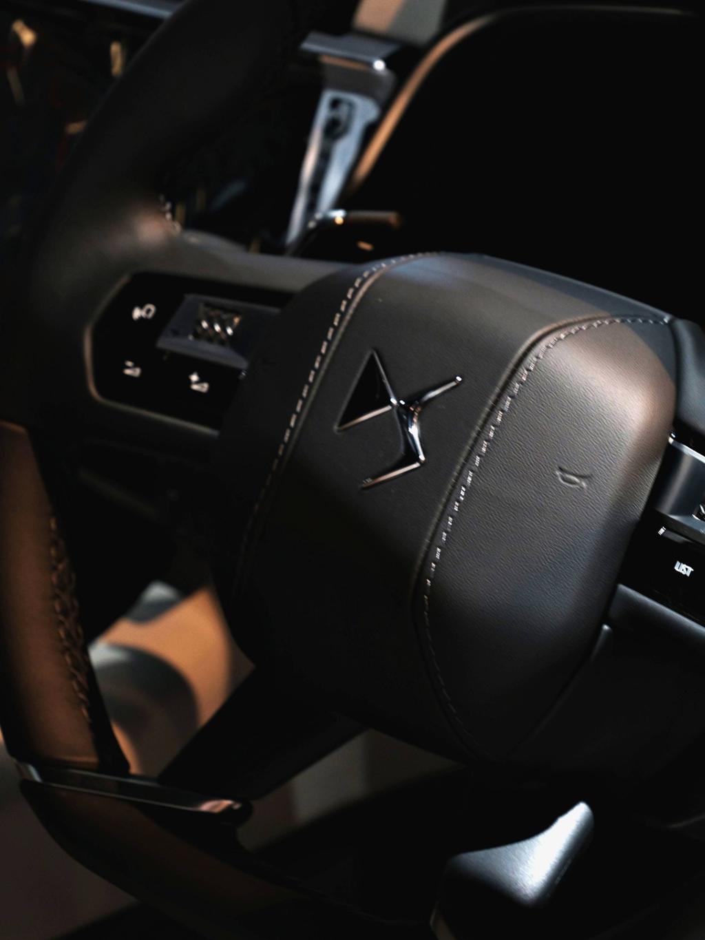 ShowroomPhotoCollection.  DS7 OPERA E-TENSE 4×4 Pearl Gray Edition.